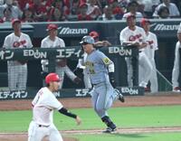 　７回、内野安打を放つ前川（撮影・北村雅宏）