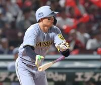 　７回、右中間への２点タイムリー二塁打を放つ森下（撮影・市尻達拡）