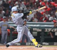 　７回、右中間への２点タイムリー二塁打を放つ森下（撮影・市尻達拡）