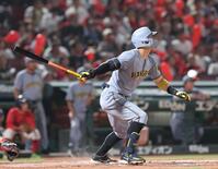 　７回、左中間へのエンタイトルタイムリー二塁打を放つ佐藤輝（撮影・市尻達拡）