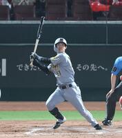 　７回、同点となる適時二塁打を放つ中野（撮影・北村雅宏）