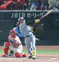 　７回、勝ち越しとなる２点適時二塁打を放つ森下（撮影・北村雅宏）