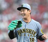 　３回を三者凡退に抑え、笑顔で野手陣を迎える伊原（撮影・田中太一）