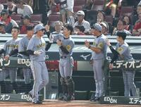 　７回、佐藤輝の適時二塁打で生還し、ナインに迎えられる森下（左から３人目）＝撮影・北村雅宏