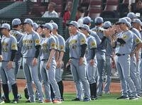 　チームが連勝を伸ばし、ナインを迎える藤川監督（右）＝撮影・北村雅宏