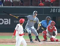 　７回、適時二塁打を放つ佐藤輝（撮影・北村雅宏）