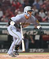 　７回、一塁内野安打を放つ前川（撮影・市尻達拡）