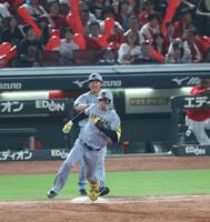 　７回、勝ち越しとなる２点適時二塁打を放ち、一塁ベースを蹴る森下（撮影・北村雅宏）