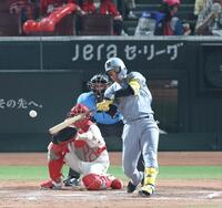 　７回、勝ち越しとなる２点適時二塁打を放つ森下（撮影・北村雅宏）