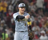 　広島に３連勝し、喜びを爆発させる佐藤輝（撮影・市尻達拡）