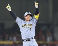 　７回、右中間への２点タイムリー二塁打を放ち、両手を広げる森下（撮影・市尻達拡）