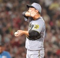 　６回、汗をぬぐう桐敷（撮影・市尻達拡）