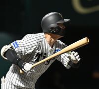 　６回、２点二塁打を放つ楠本（撮影・西田忠信