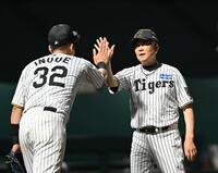 　勝利に貢献した井上（左）とタッチを交わす平田２軍監督（撮影・西田忠信）