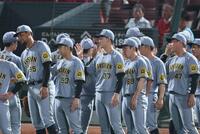 　チームが連勝を伸ばし、ナインとタッチを交わす及川（中央）＝撮影・北村雅宏