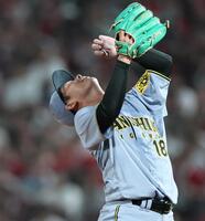 　６回、小園に四球を出し、のけぞる伊原（撮影・田中太一）