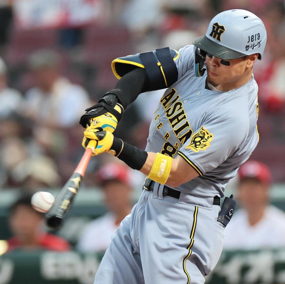 　２回、先制ソロを放つ佐藤輝（撮影・田中太一）