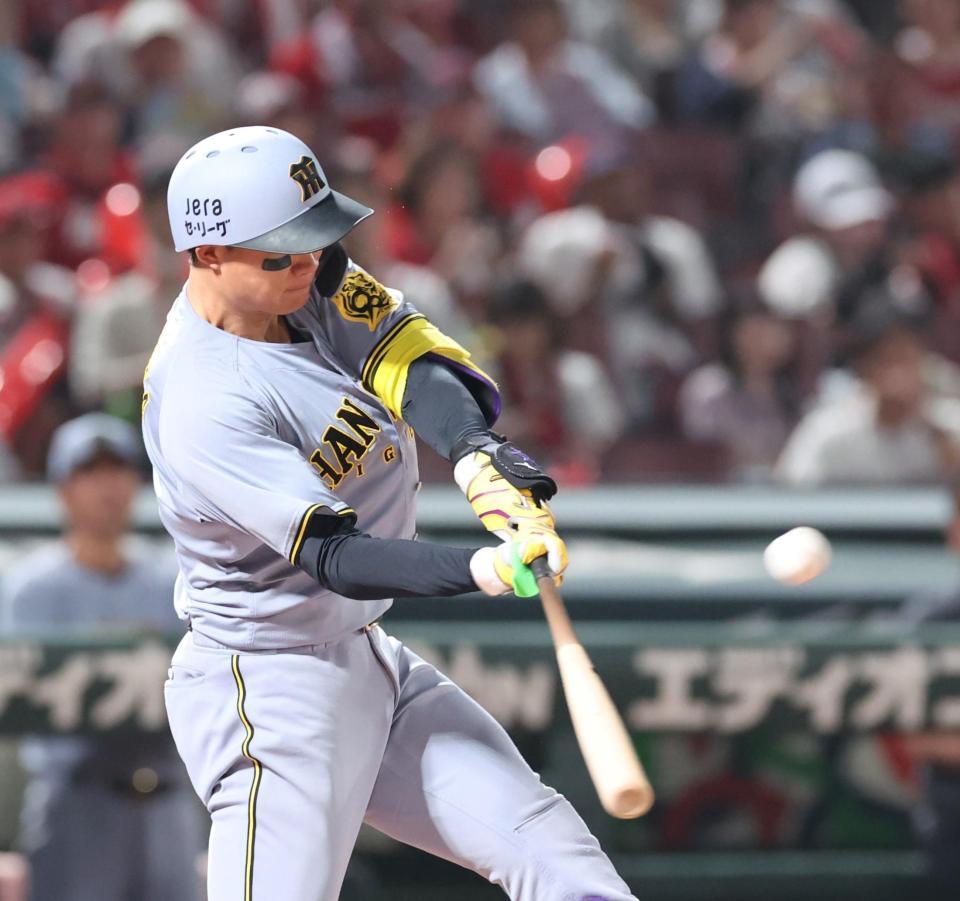 　７回、右中間へのタイムリー三塁打を放つ森下（撮影・市尻達拡）