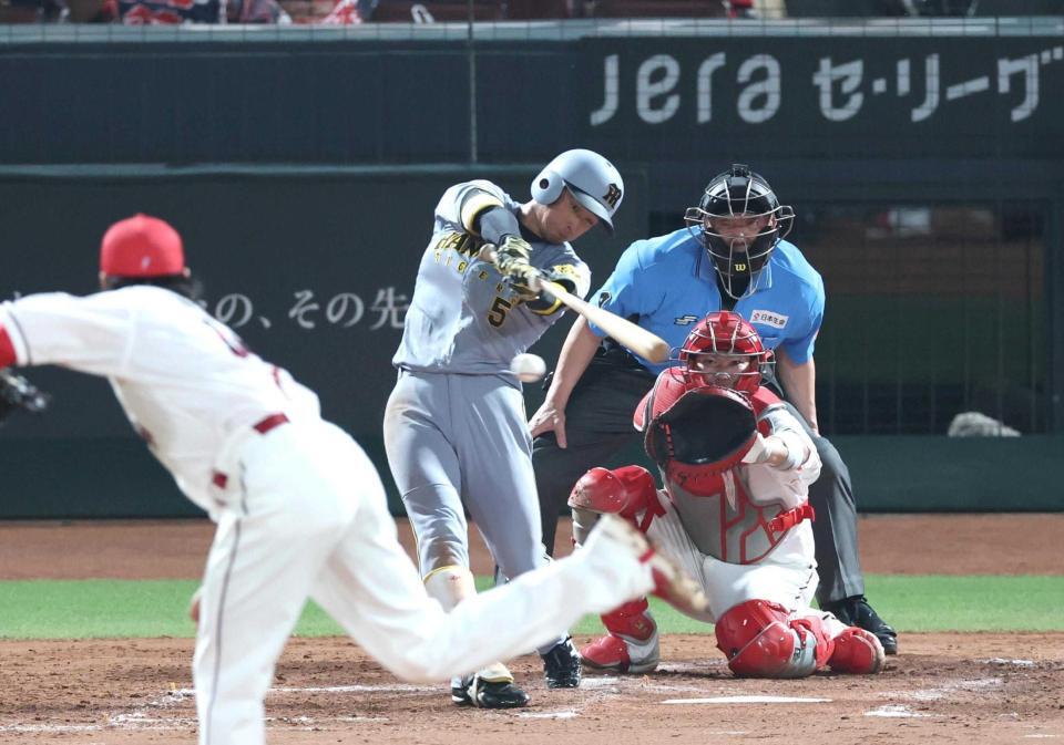 　５回、右前打を放つ近本（撮影・北村雅宏）