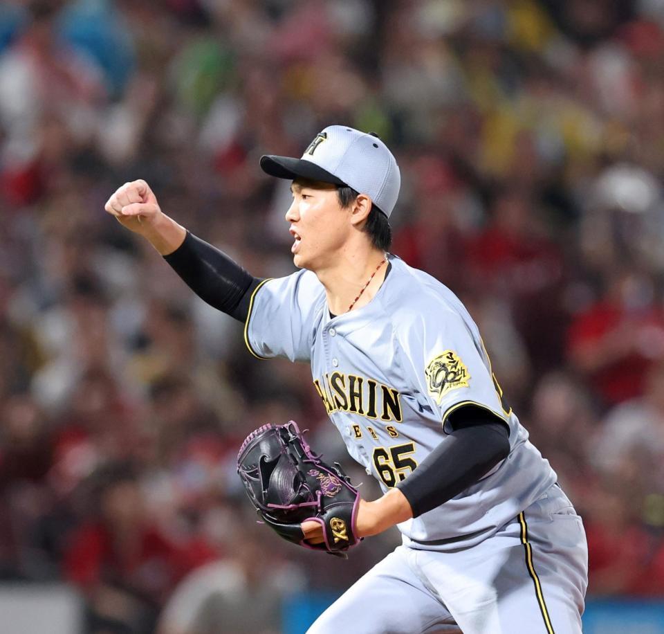 　６回、力強い投球でピンチをしのぎ、拳を握る湯浅（撮影・市尻達拡）