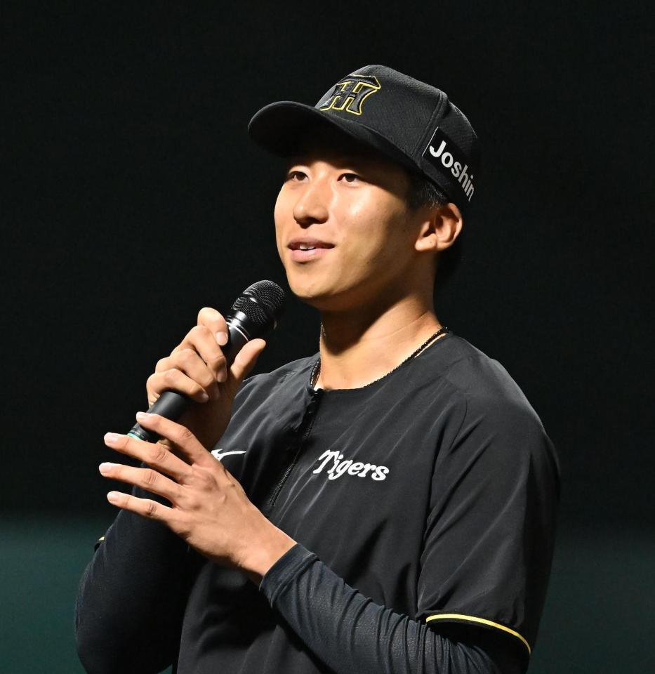 　試合後、ファンに向けてスピーチをする茨木（撮影・西田忠信）