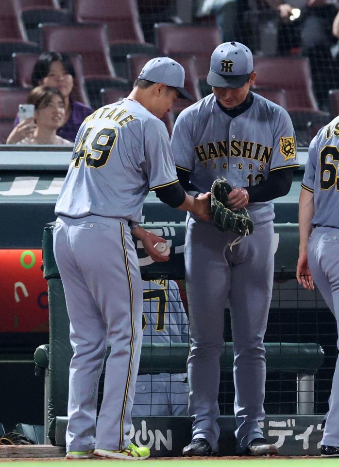 　勝利後、岩崎と握手をする大竹＝９日