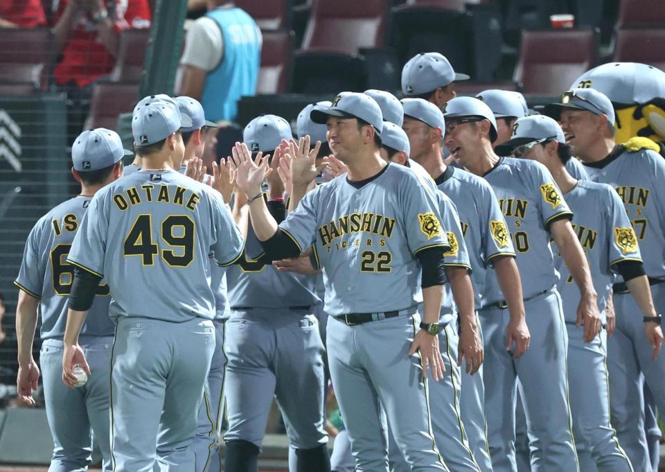 　チームが連勝し、大竹（４９）を迎える藤川監督（中央）＝撮影・北村雅宏