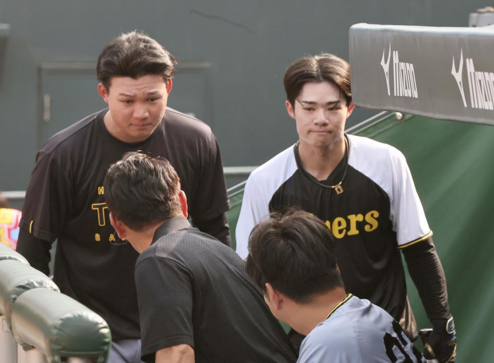 　侍ジャパン・井端監督（手前左）にあいさつする森下と中野（撮影・田中太一）