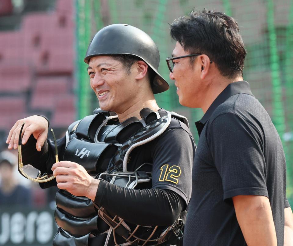 　侍ジャパン・井端監督と話をする坂本（撮影・田中太一）