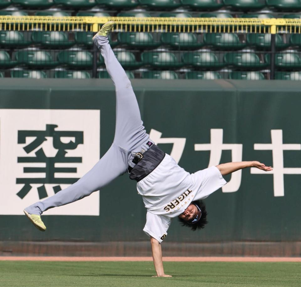 　ウオーミングアップする湯浅（撮影・田中太一）