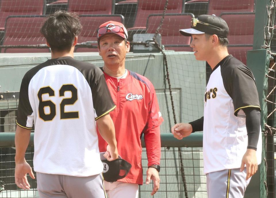 　藤井ヘッドコーチ（中央）にあいさつする糸原（右）と植田（撮影・田中太一）