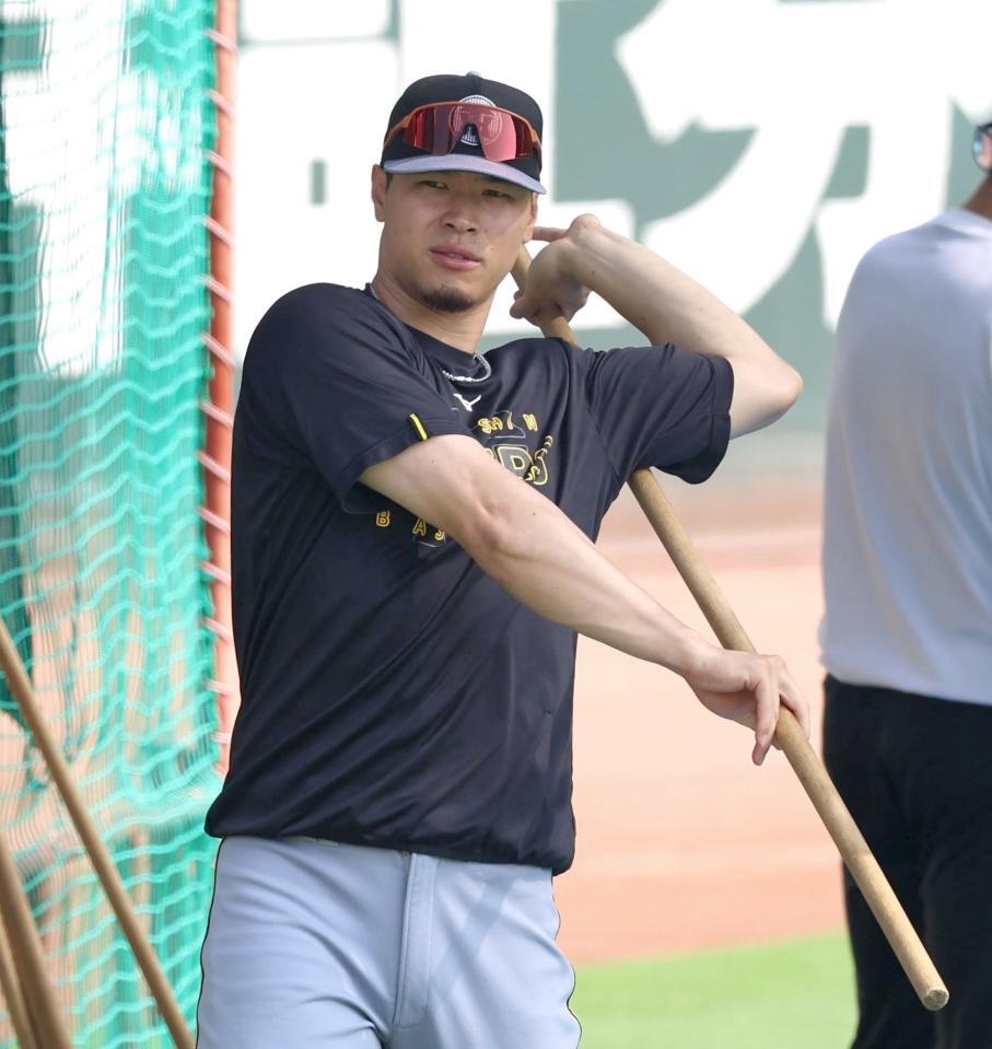 　入念にトレーニングする佐藤輝（撮影・北村雅宏）