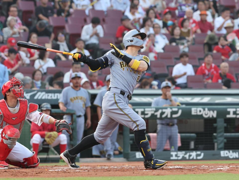 　２回、右越えソロを放つ佐藤輝（撮影・市尻達拡）