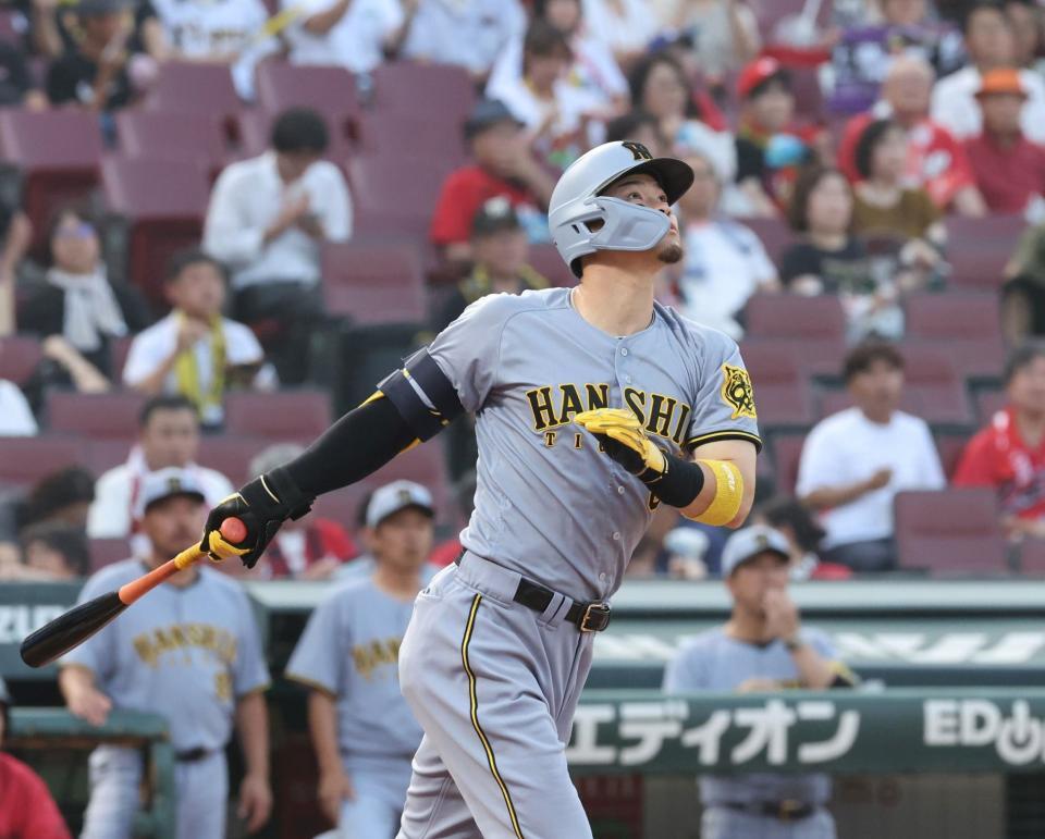 　２回、右越えソロを放つ佐藤輝（撮影・市尻達拡）