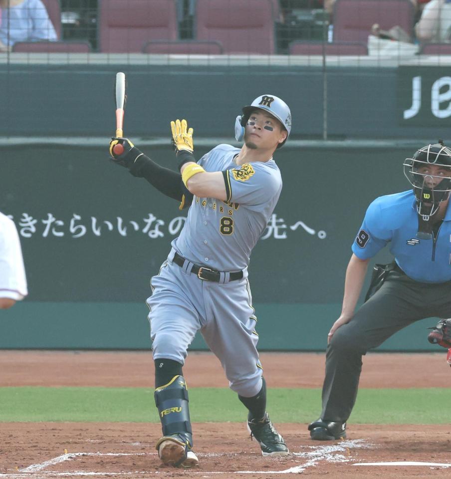 　２回、先制となるソロを放つ佐藤輝（撮影・北村雅宏）