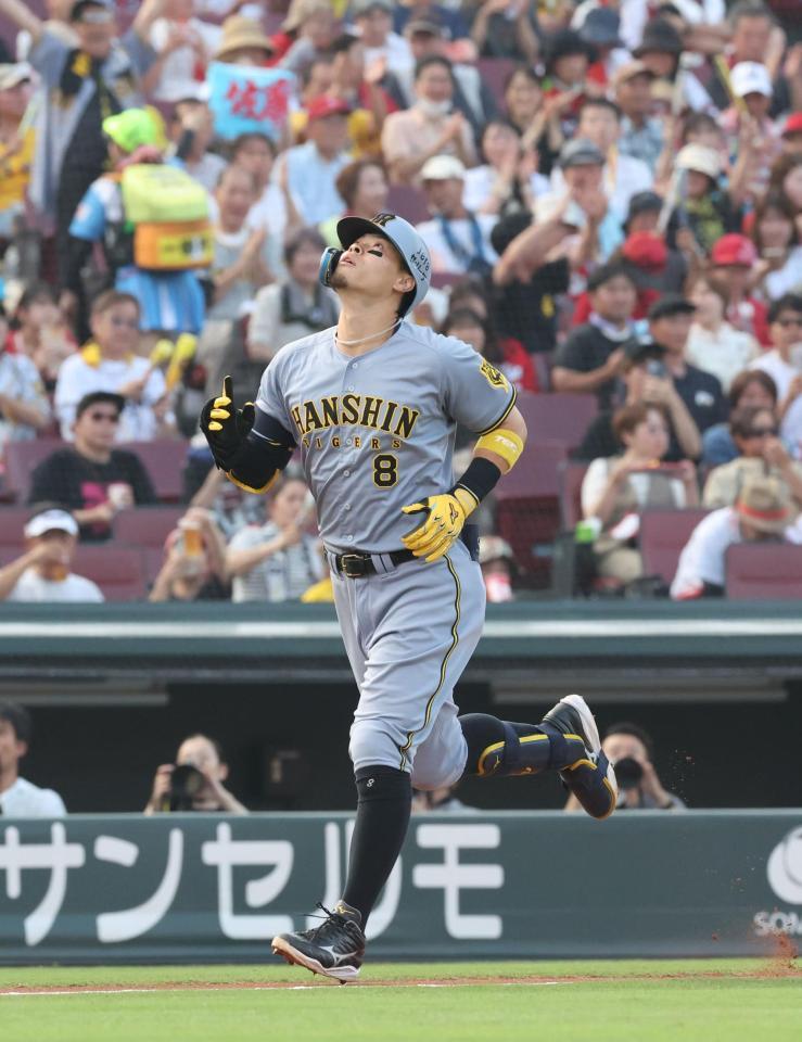 　２回、右越えソロを放ち、生還する佐藤輝（撮影・市尻達拡）