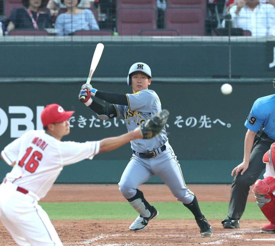 　５回、中前打を放つ伊原（撮影・北村雅宏）