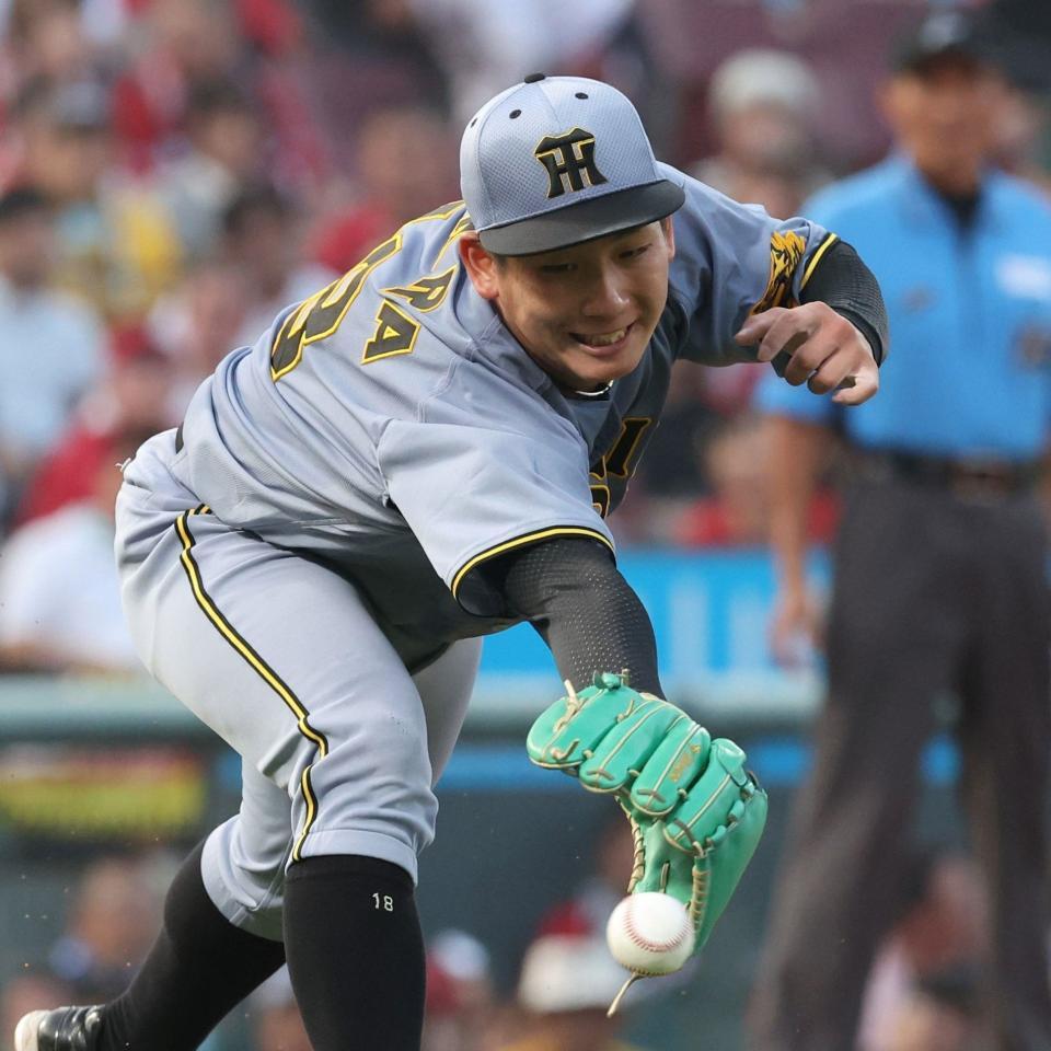 　３回、大盛の打球にグラブを出す伊原（撮影・市尻達拡）