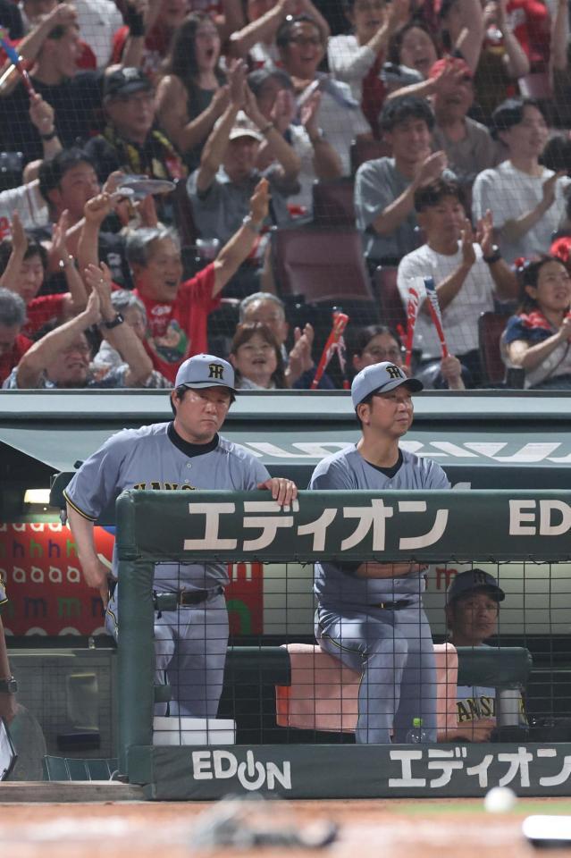 　６回、秋山の２点タイムリーで失点しても表情を崩さない藤川監督（撮影・市尻達拡）