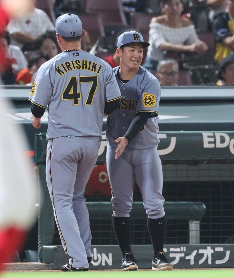 　６回、桐敷を迎える伊原（撮影・市尻達拡）