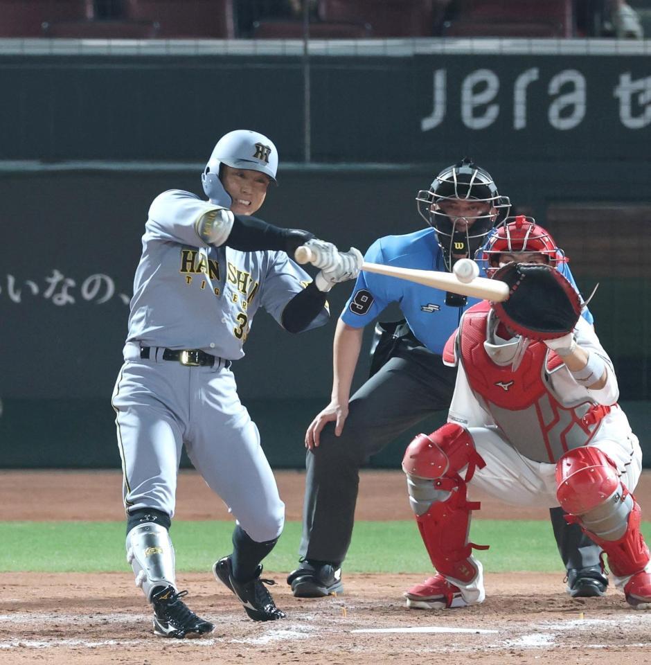 　７回、犠飛を放つ糸原（撮影・北村雅宏）