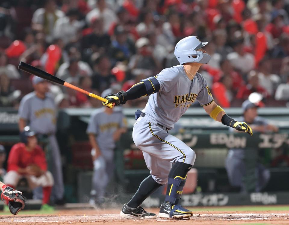 　７回、左中間へのエンタイトルタイムリー二塁打を放つ佐藤輝（撮影・市尻達拡）