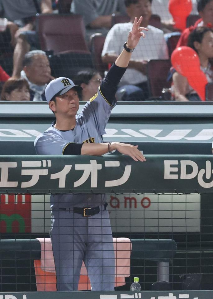 　７回、二塁塁上の佐藤輝に向かって手を上げる藤川監督（撮影・市尻達拡）