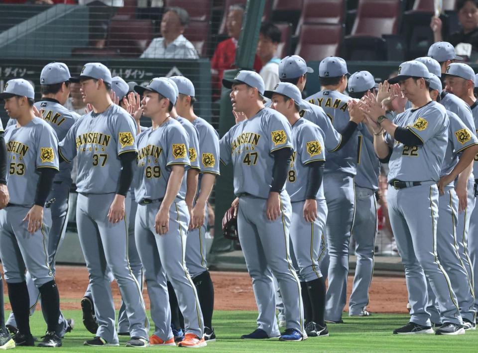　チームが連勝を伸ばし、ナインを迎える藤川監督（右）＝撮影・北村雅宏