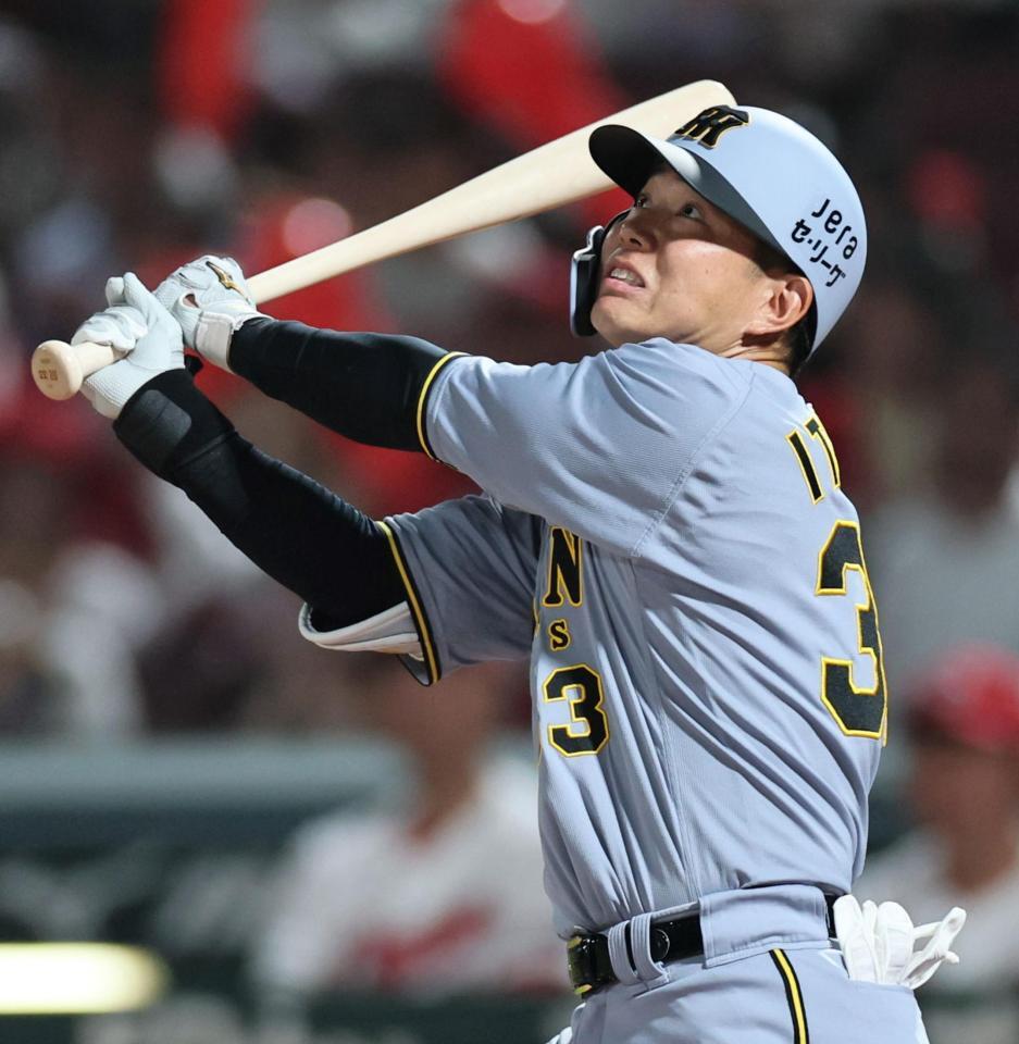 　７回、犠飛を放つ糸原（撮影・田中太一）