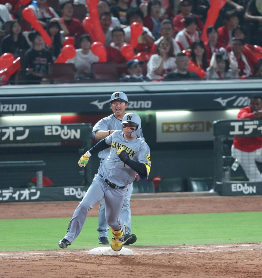 　７回、勝ち越しとなる２点適時二塁打を放ち、一塁ベースを蹴る森下（撮影・北村雅宏）