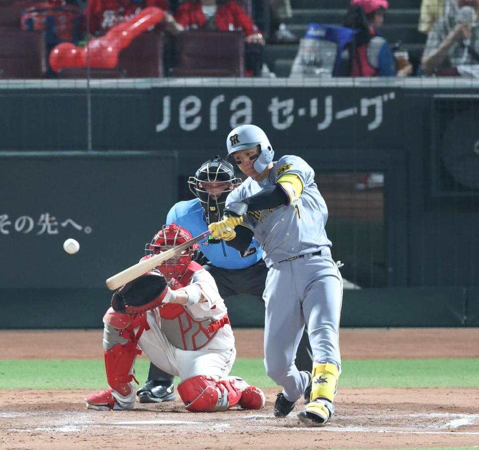 　７回、勝ち越しとなる２点適時二塁打を放つ森下（撮影・北村雅宏）