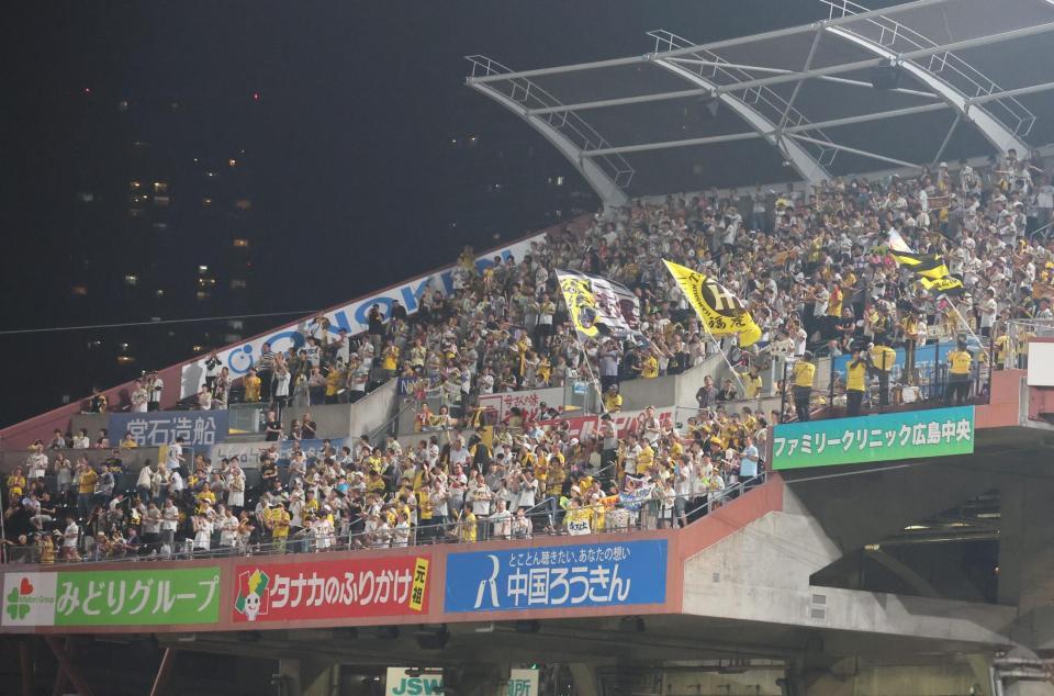 　阪神の勝利を喜ぶファン（撮影・北村雅宏）