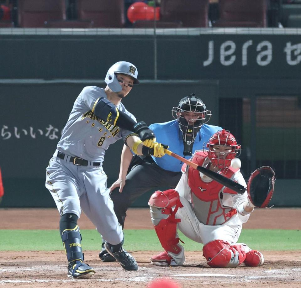 　７回、適時二塁打を放つ佐藤輝（撮影・北村雅宏）