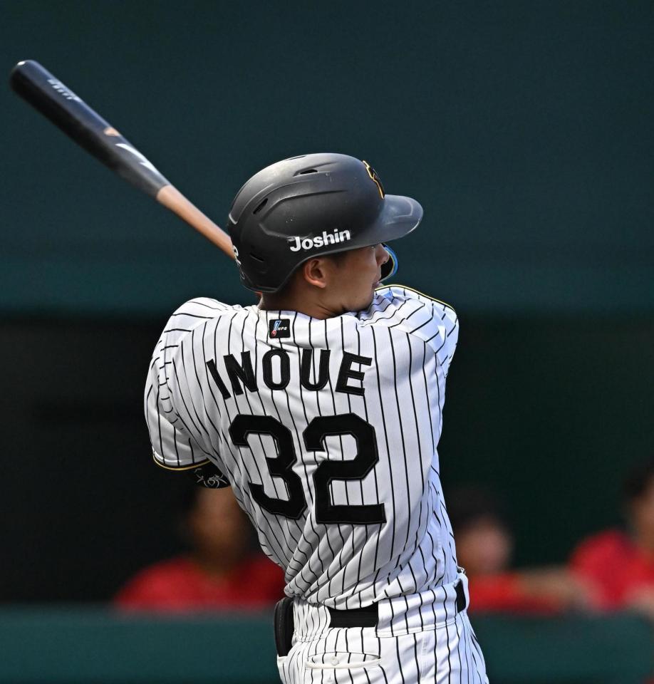 　３回、適時二塁打を放つ井上（撮影・西田忠信）